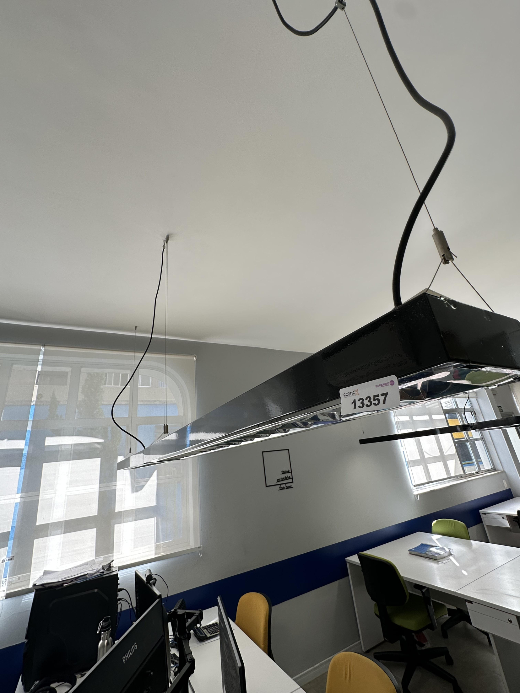 Foto de 2 LUMINÁRIAS FLUTUANTES - CÓDIGO: 13357 - MEDIDAS APROX.: 1250MM - LOCAL: SALA 2