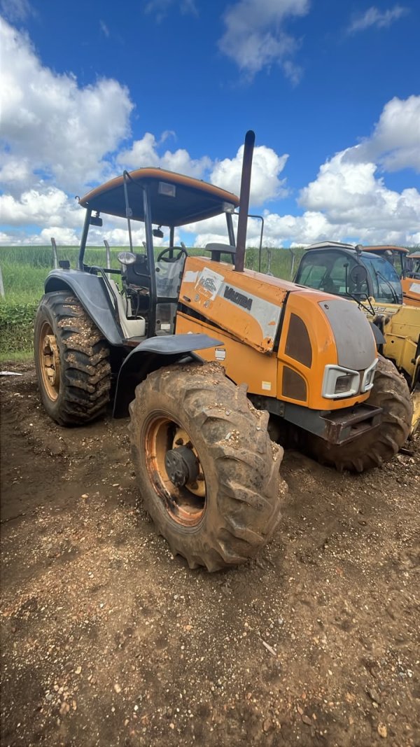 Foto de TRATOR VALTRA BM 100 4X4, ANO 2014, COR AMARELA, Nº 4573. (APROX. 13.149 HORAS TRABALHADAS)