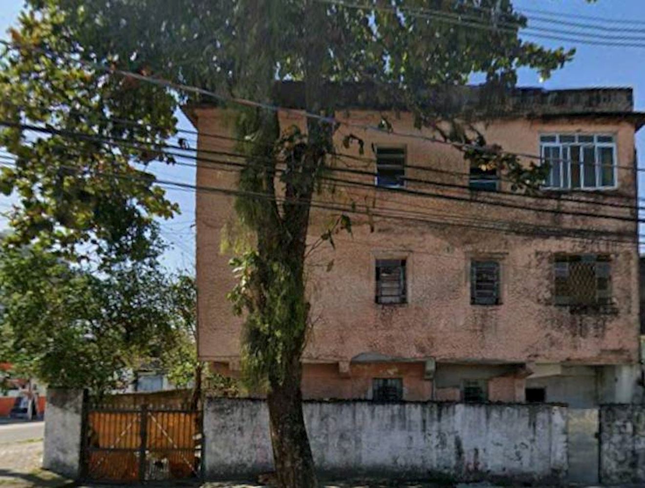 Foto de Apartamento em leilão no bairro Parque Bitaru em São Vicente - SP