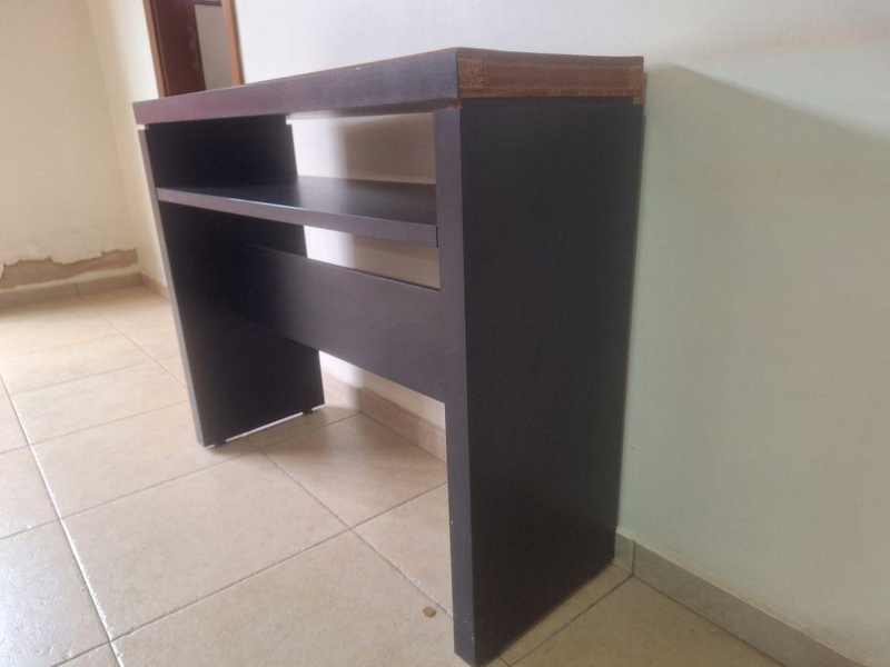 Foto de Mesa de canto/Aparador, em madeira