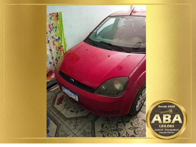 Foto de Um Veículo FORD/FIESTA, ANO FAB/MOD 2004, COR VERMELHA, GASOLINA.