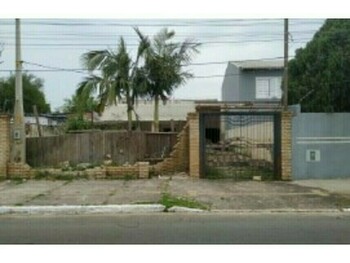 Foto de Casa em leilão no bairro Harmonia em Canoas - RS