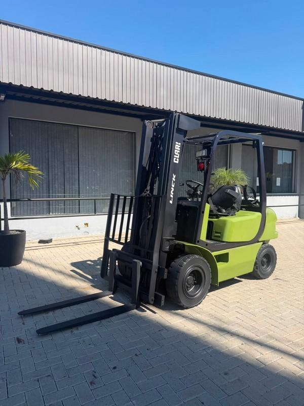 Foto de EMPILHADEIRA A GÁS CLARK CMP25L CAP 2,5 TON (Ref.: 21635)