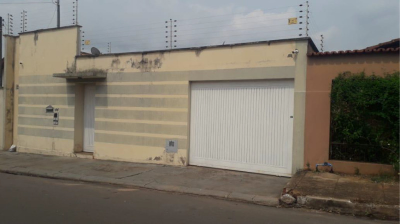 Foto de Casa com piscina na Rua Ademar Vicente Ferreira em Araguaina - TO.