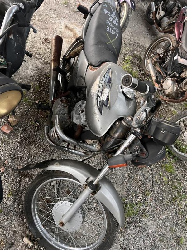 Foto de HONDA/CG 125 TITAN KS, ANO/MOD 2000/2000, COR PRATA, COMBUSTIVEL GASOLINA, PLACA MUW2464 - AL, RENAVAM 736403531, ID CHASSI 9C2JC3010YR07767