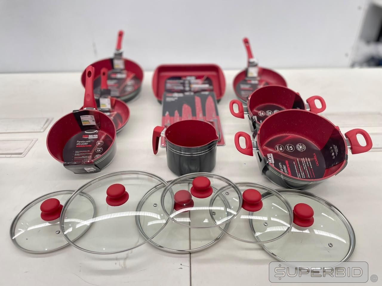 Foto de ITENS DIVERSOS: SECADOR DE CABELO MONDIAL, BALANÇA DIGITAL, RELÓGIO MASCULINO, JOGO RED SILVER 14 PEÇAS, ROUPAS DIVERSAS, CALÇADOS DIVERSOS E OUTROS (APROX. 254 UND) (Ref.: SB0032774)