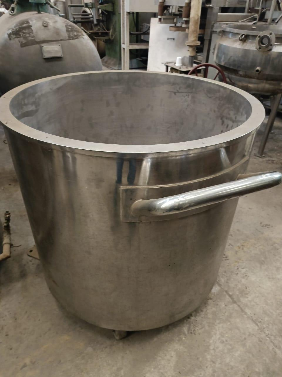 Foto de TACHO EM AÇO INOX ENCAMISADO COM RODIZIO, CAP 400 LITROS