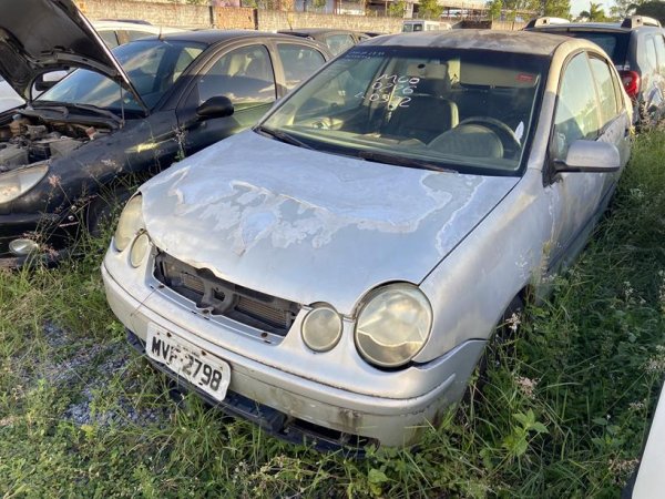 Foto de VW/POLO SEDAN 1.6, ANO/MOD 2004/2005, COR PRATA, COMBUSTIVEL ALCOOL/GASOLINA, PLACA MVF2798 - AL, RENAVAM 844607606, ID CHASSI 9BWJB09N35P02