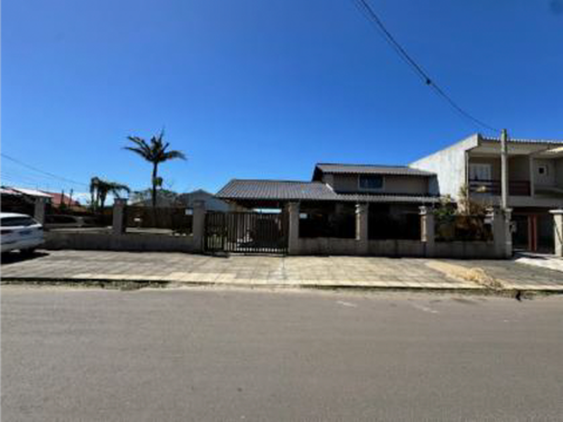 Foto de Casa em leilão no bairro Centro em Imbé - RS