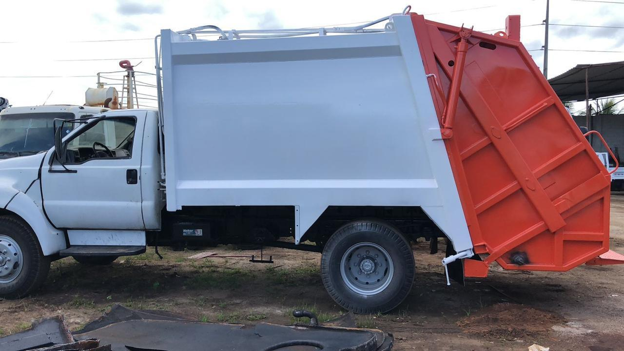 Foto de Caminhão tatu 2002 no chassis, sem o implemento, motor cumis série 10