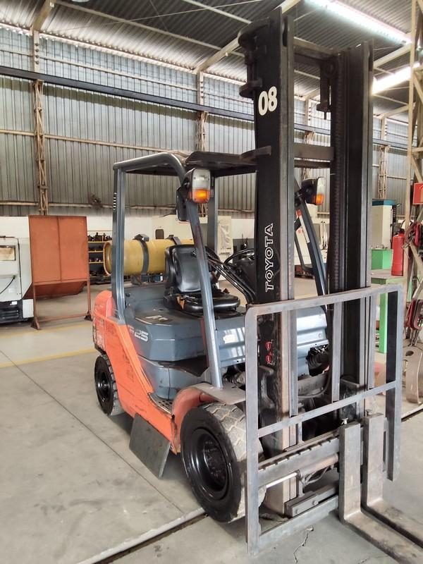 Foto de EMPILHADEIRA CONTRABALANÇADA COMBUSTÃO GLP TOYOTA 32-8FG25, ANO 2008, CAP.: 2,500 KG.