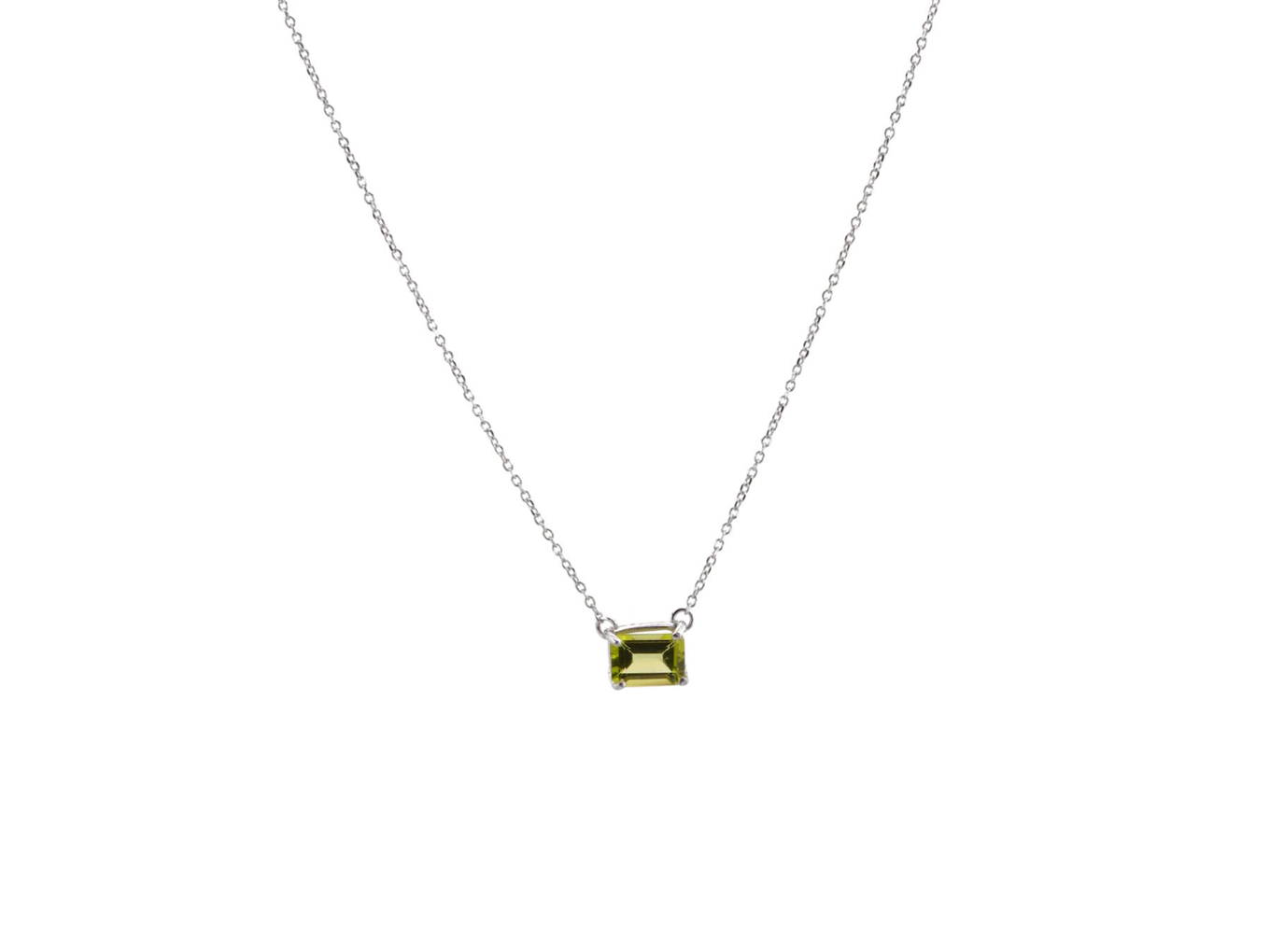 Foto de Gargantilha de ouro branco 18k e peridoto. Cerca de 2,0g.