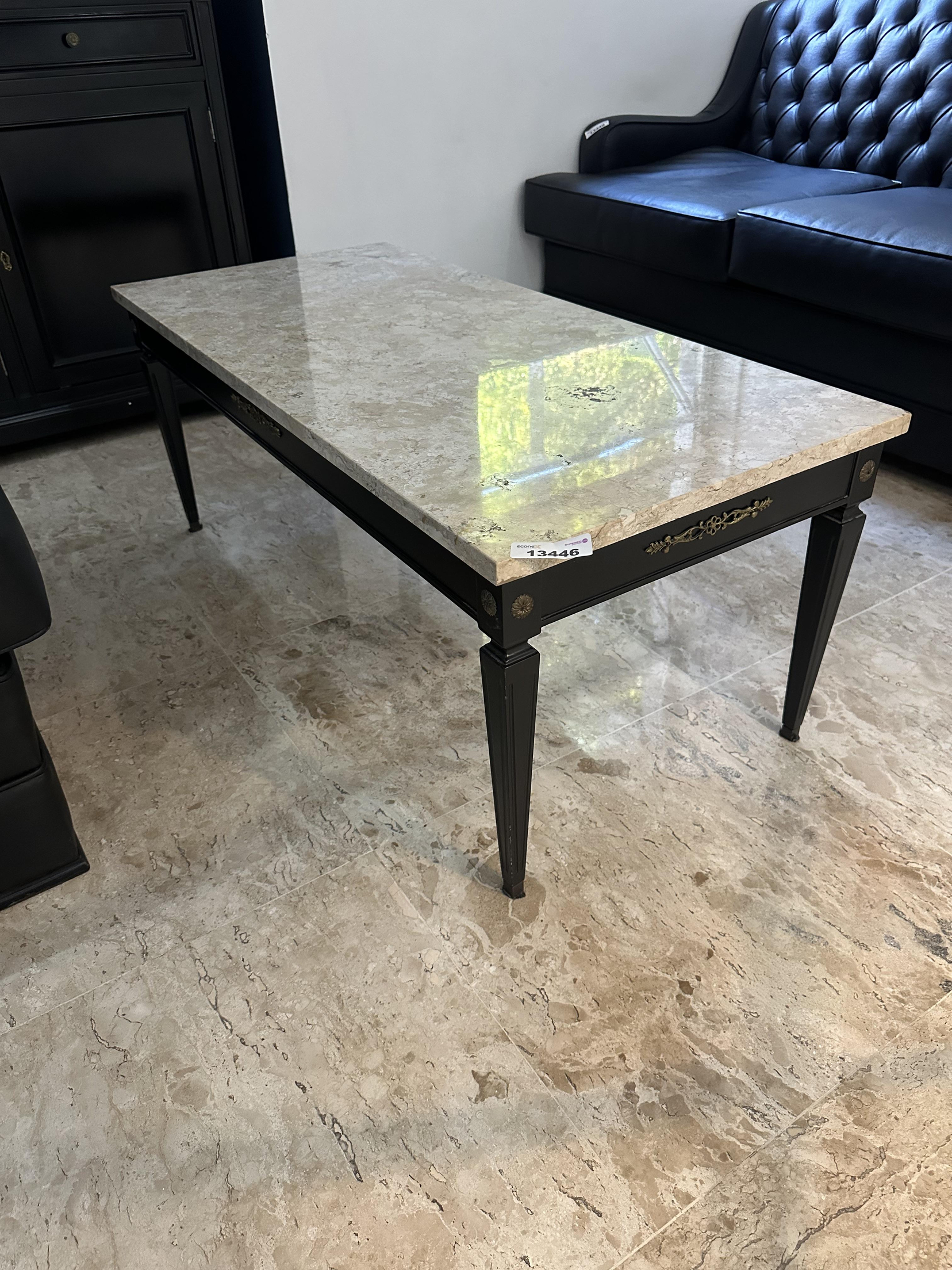 Foto de MESA DE CENTRO CLÁSSICA COM TAMPO EM MÁRMORE TRAVERTINO - CÓDIGO: 13446 - MEDIDAS APROX.: 1100X500MM - LOCAL: HALL