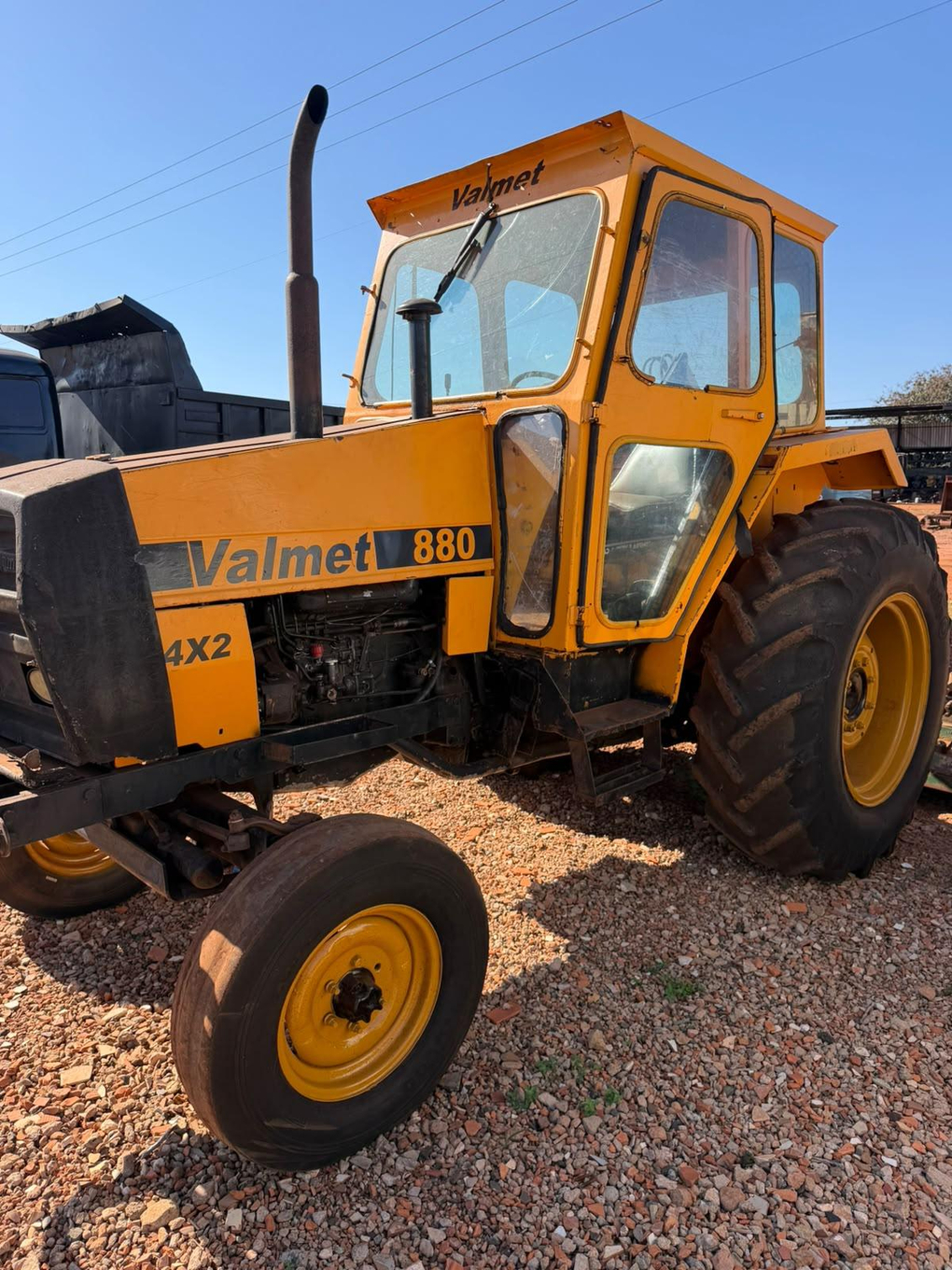 Foto de TRATOR VALMET 880 4X2 COM ROÇADEIRA DUPLA ID: #3730018