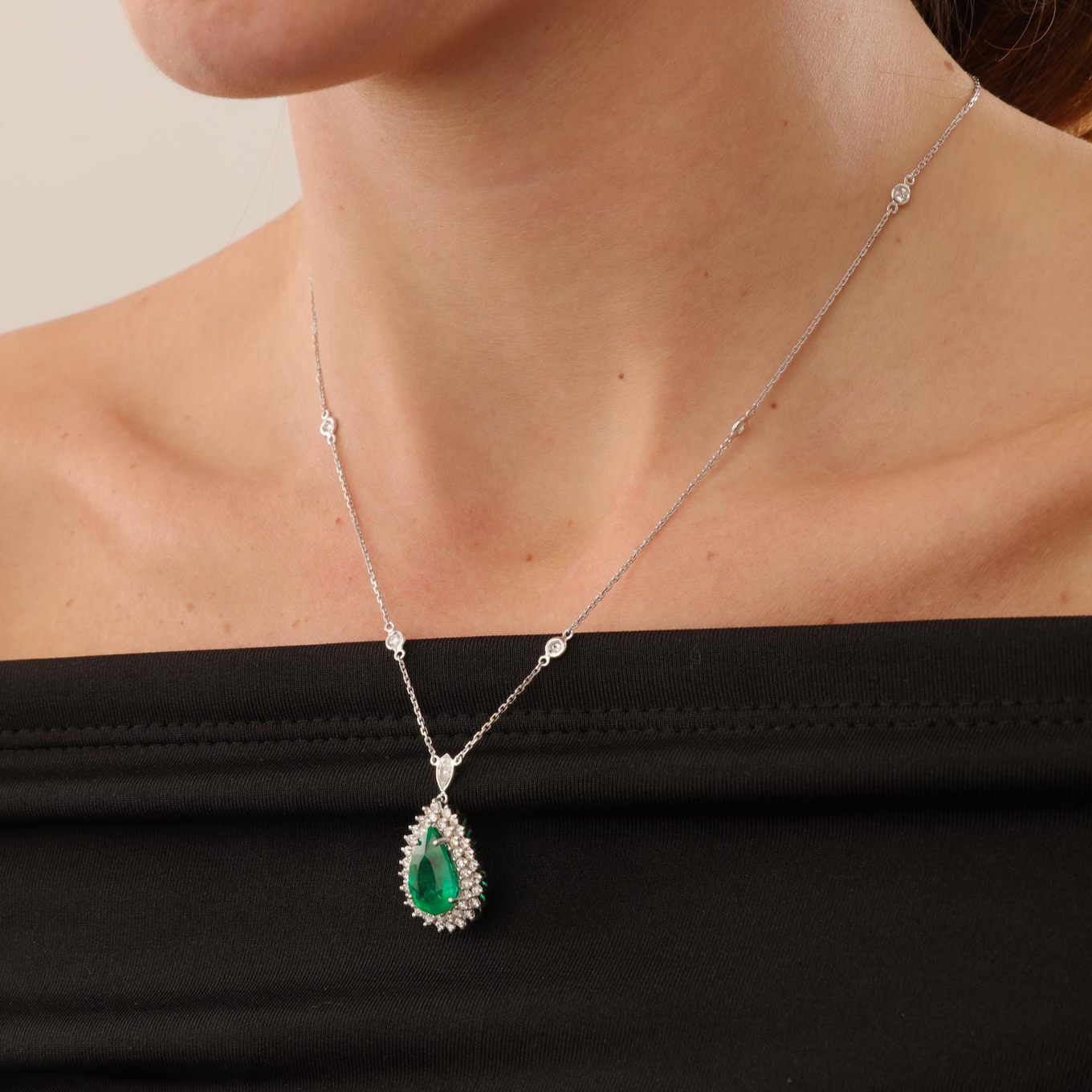 Foto de Colar de ouro branco 18k, esmeralda lapidação gota regulando 4,00ct e diamantes lapidação brilhante regulando 1,60ct no total. Cerca de 8,5g.