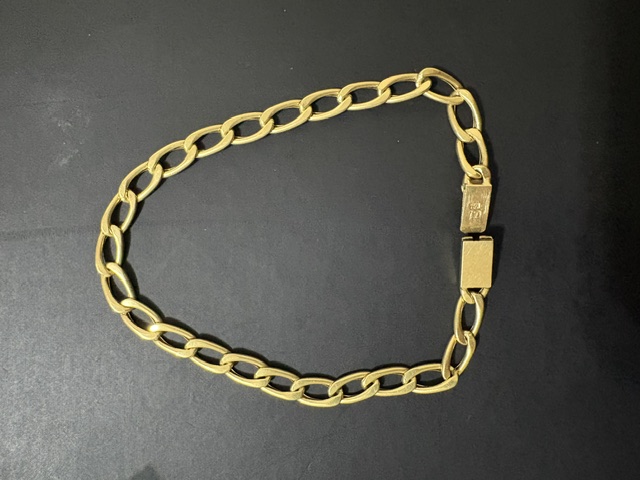 Foto de Pulseira em ouro 18K medindo 10 cm fechada, com massa de 5,6 g
