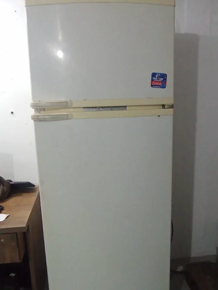 Foto de UM REFRIGERADOR EXPOSITOR VERTICAL, COM 3 PRATELEIRAS