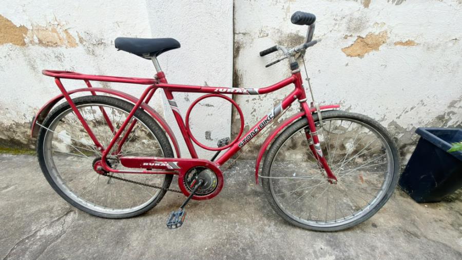 Foto de LOTE CONTENDO BICICLETA, NO ESTADO EM QUE SE ENCONTRA.