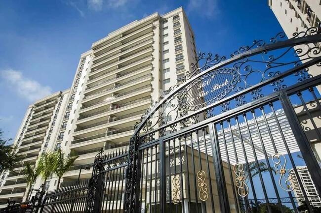 Foto de Apartamento em leilão no Condomínio 360 On The Park em Rio De Janeiro - RJ