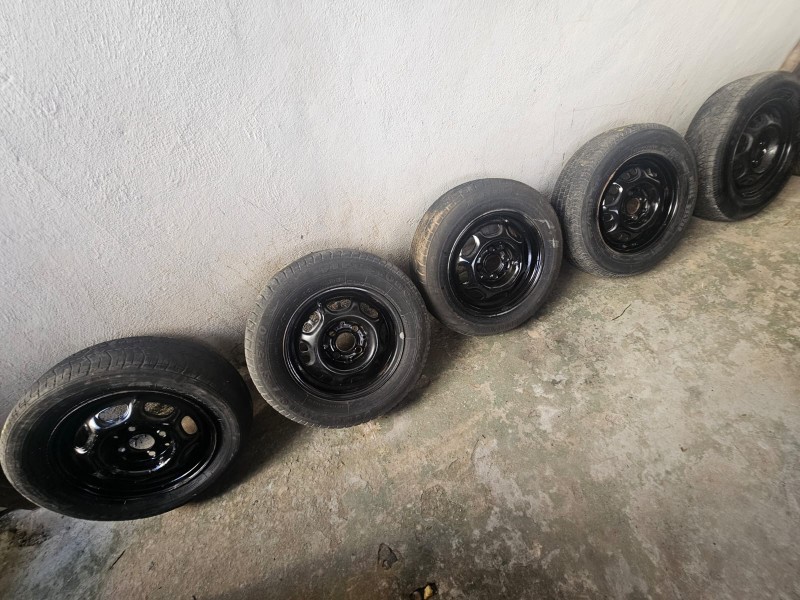 Foto de JOGO DE 05 RODAS DE FERRO COM PNEUS ARO 13