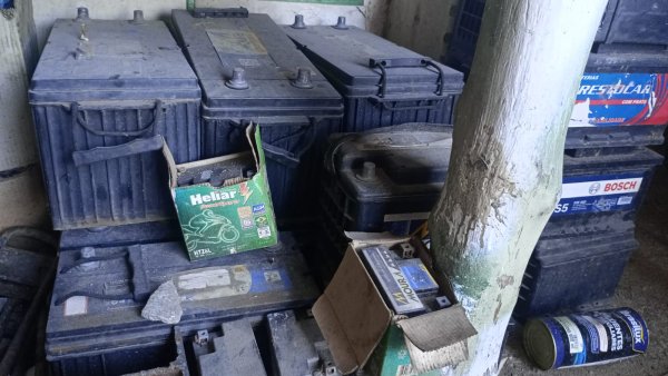 Foto de VÁRIAS SUCATAS DE BATERIAIS DE CAMINHÃO, MOTO E DE CARROS