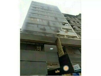 Foto de Comercial em leilão no Condomínio Galeria Malcon em Porto Alegre - RS