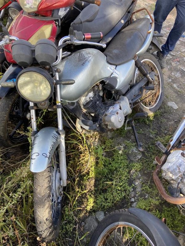 Foto de HONDA/CG 125 TITAN KS, ANO/MOD 2002/2003, COR PRATA, COMBUSTIVEL GASOLINA, PLACA HZY4725 - AL, RENAVAM 802506046, ID CHASSI 9C2JC30103R03259