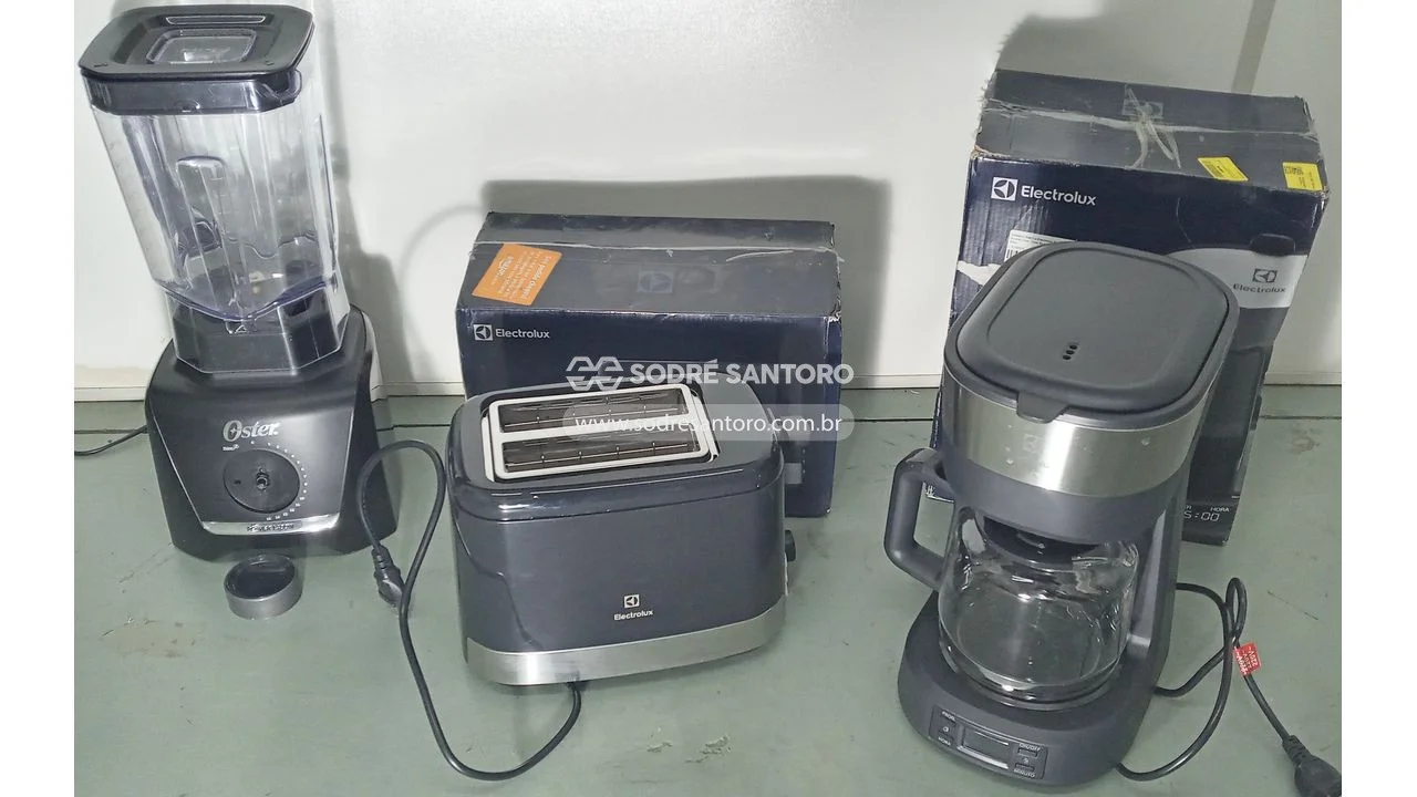 Foto de 1 liquidificador, 1 torradeira e 1 cafeteira