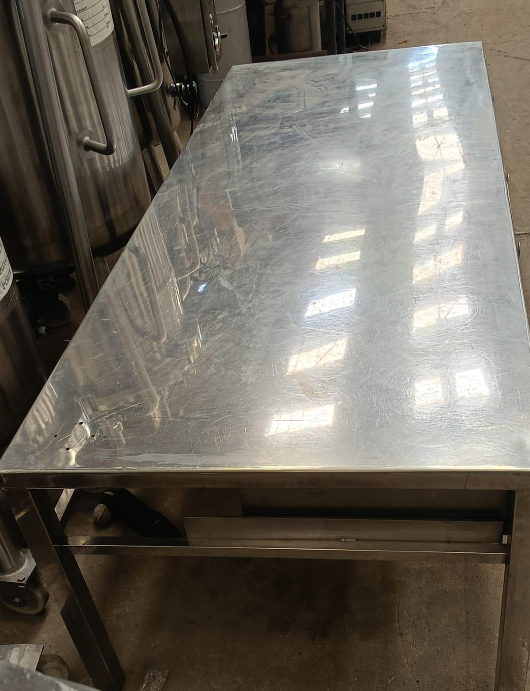 Foto de Mesa em aço inox com 4 gavetas