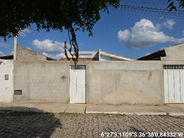 Foto de Casa em leilão no bairro Petrópolis em Acari - RN