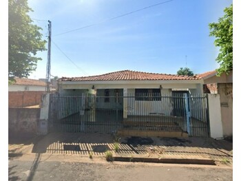 Foto de Casa em leilão no bairro Umuarama em Araçatuba - SP