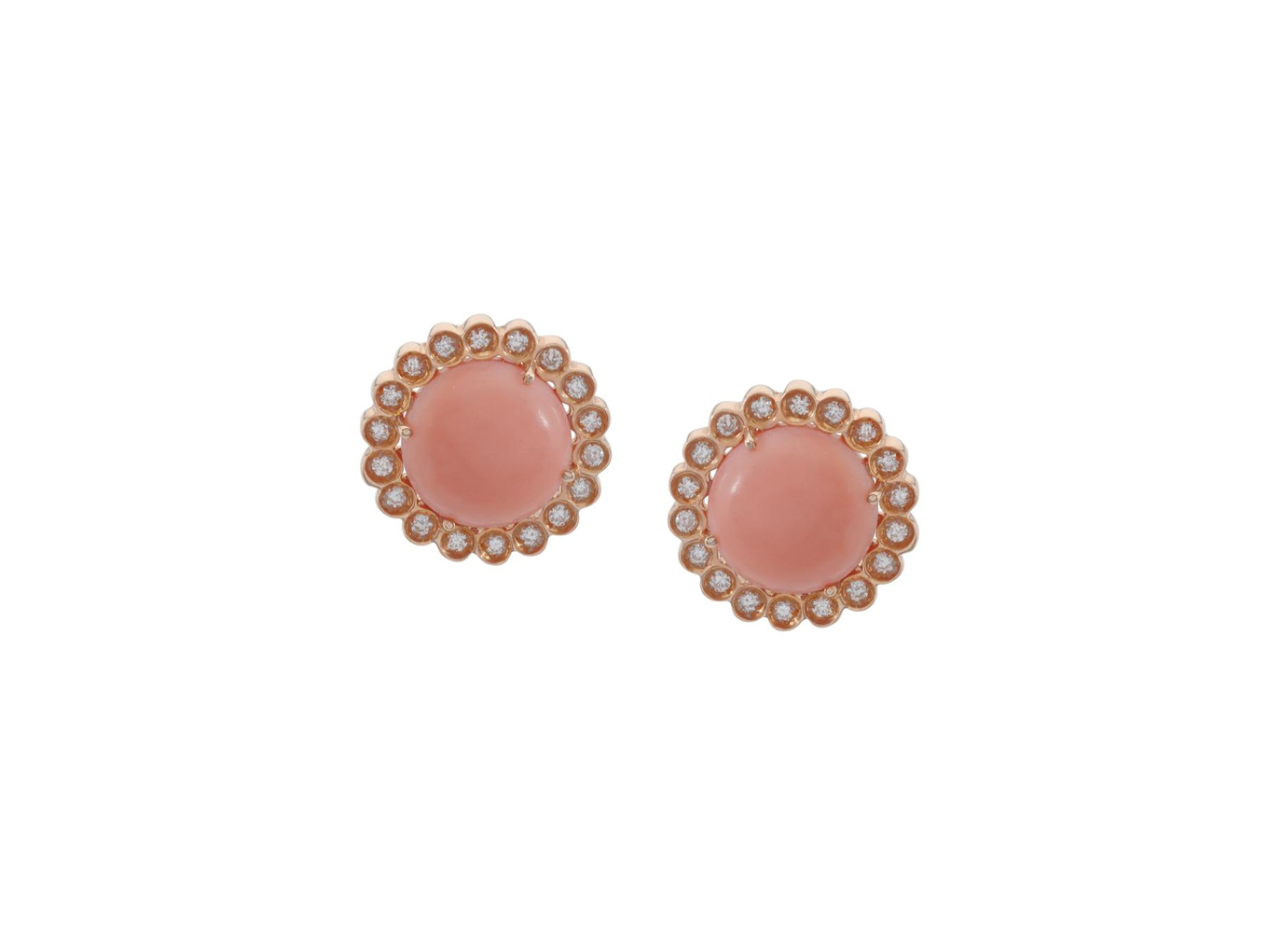Foto de Carla Amorim - Par de brincos de ouro rosa 18k, diamantes lapidação brilhante e cabochões de coral. Cerca de 5,9g.