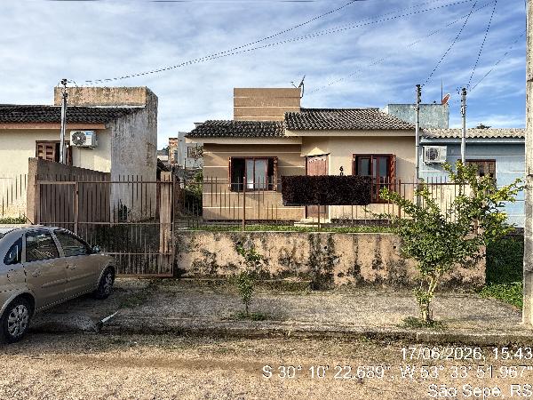 Foto de Casa em leilão no bairro Centro em São Sepé - RS