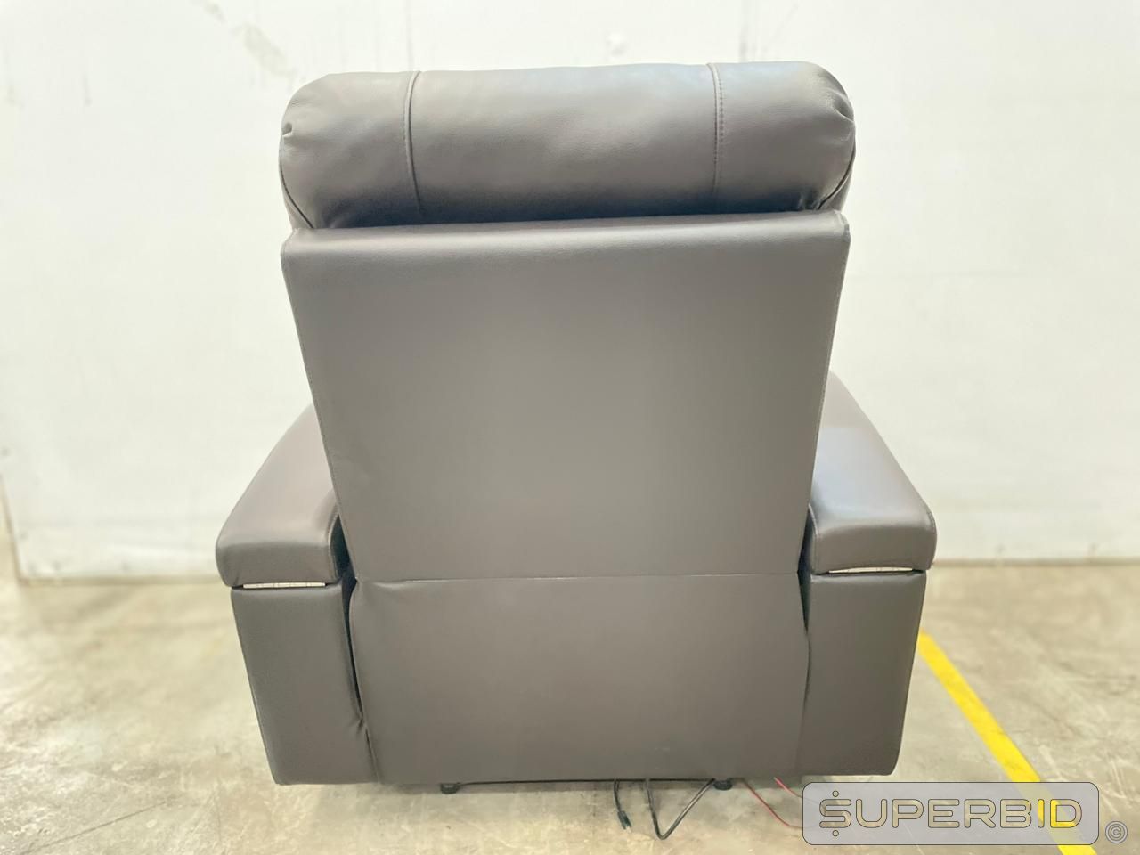 Foto de 01 POLTRONA RECLINÁVEL ELÉTRICA COURO MARROM - MOBILIDADE DUOTECH (Ref.: SB0032429)
