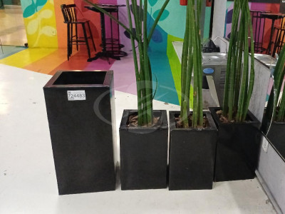 Foto de ITENS DIVERSOS (VASOS DE PLANTA, RELÓGIO DE PAREDE, TOTEM INFORMATIVO, SUPORTE DE BICICLETA, PORTA-GUARDA-CHUVAS E TAPETE)