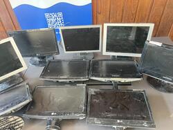 Foto de 10 UN-MONITORES SUCATA. NO ESTADO QUE SE ENCONTRAM.