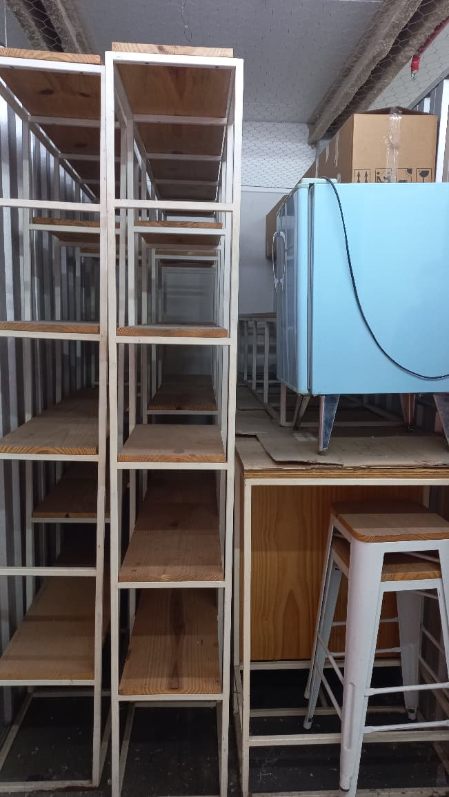 Foto de Box SS0249 - 4,5m3BENS:1 frigobar retro, 2 estantes industriais de metal branco com prateleiras de madeira, 2 banquetas alta... Local do bem: Rua Clímaco Barbosa, 700 - Cambucí - São Paulo/SP
