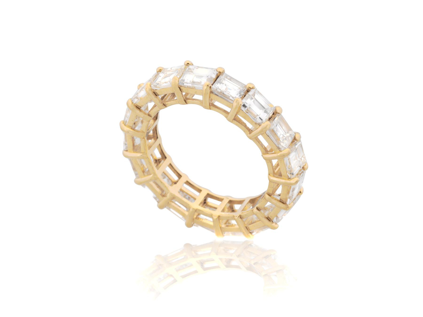 Foto de Aliança de ouro amarelo 18k e diamantes lapidação carrée regulando 6,00ct no total. Cerca de 4,8g. Medida 16.