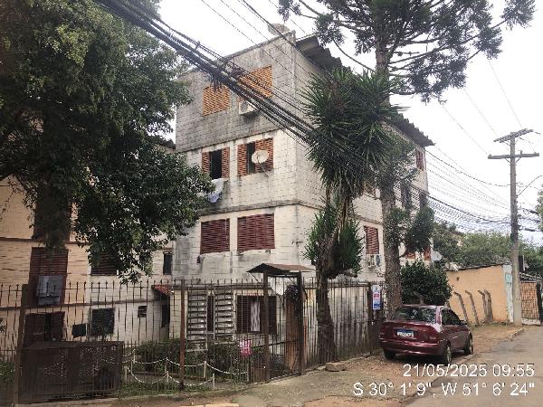 Foto de Apartamento em leilão no bairro Rubem Berta em Porto Alegre - RS