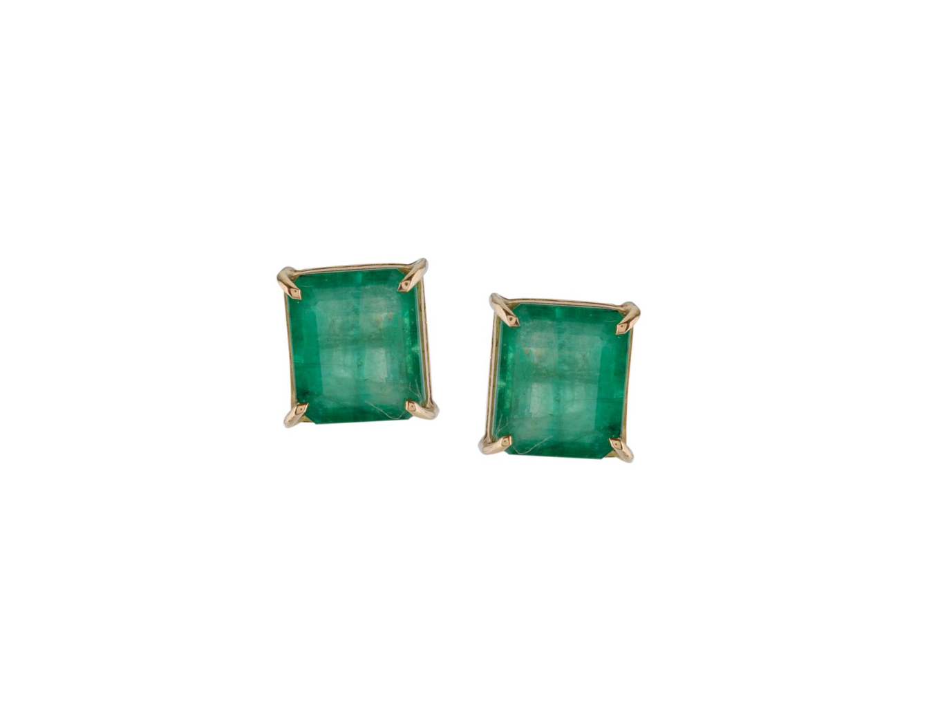 Foto de Par de brincos de ouro amarelo 18k e esmeraldas regulando 5,00ct no total. Cerca de 2,6g.