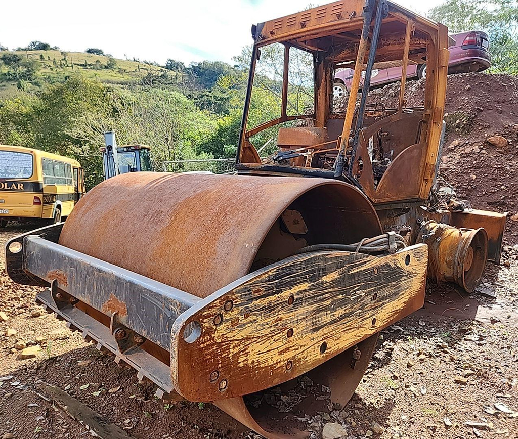 Foto de SUCATA DE ROLO COMPACTADOR JCB CAPA LISA