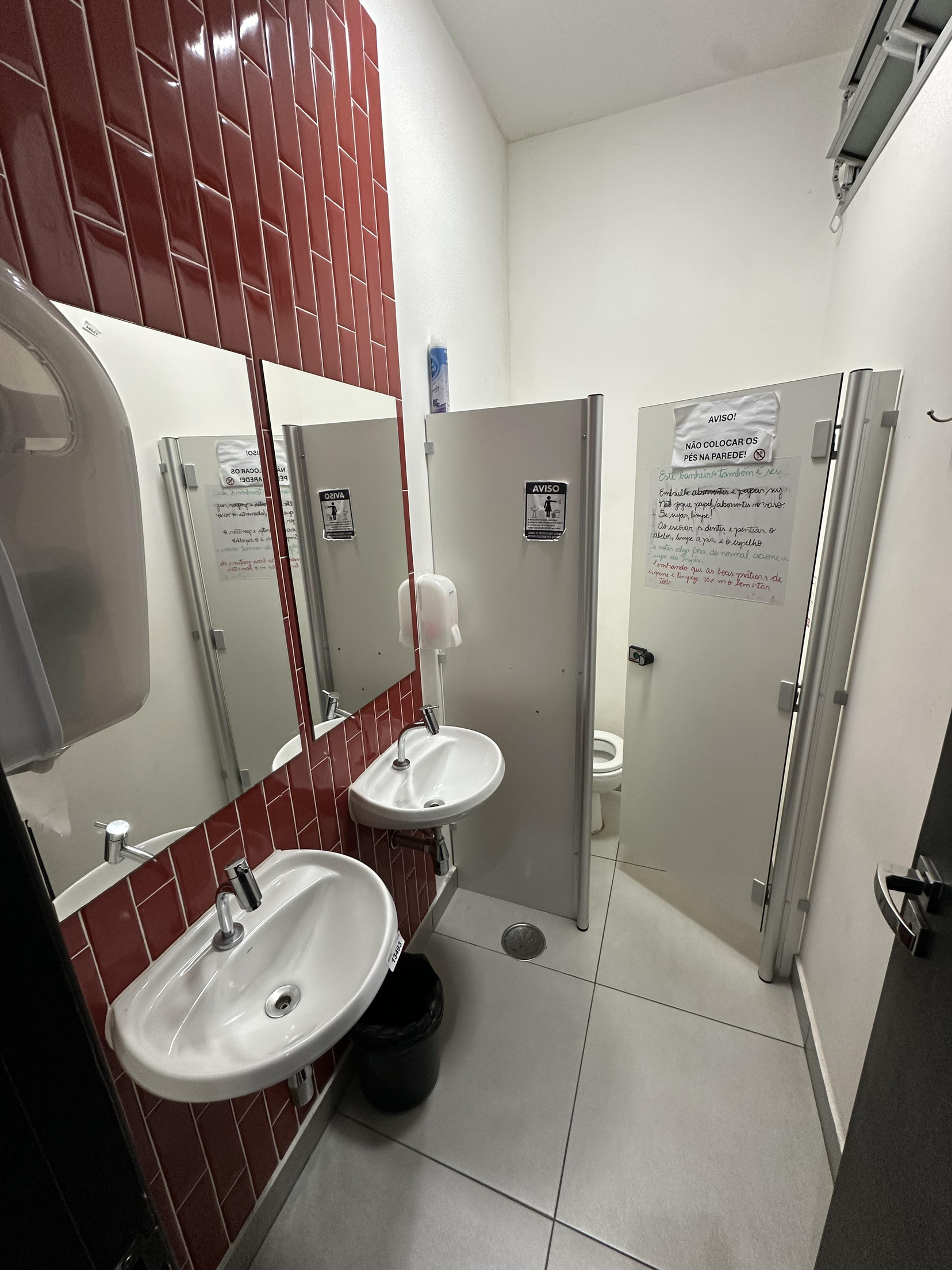 Foto de VASO SANITÁRIO CAIXA ACOPLADA + 2 LAVATÓRIOS (DECA) + ESPELHOS + METAIS + DISPENSERS + LUMINÁRIA + DIVISÓRIAS - CÓDIGO: 13493 - LOCAL: BANHEIROS 2º ANDAR (2)