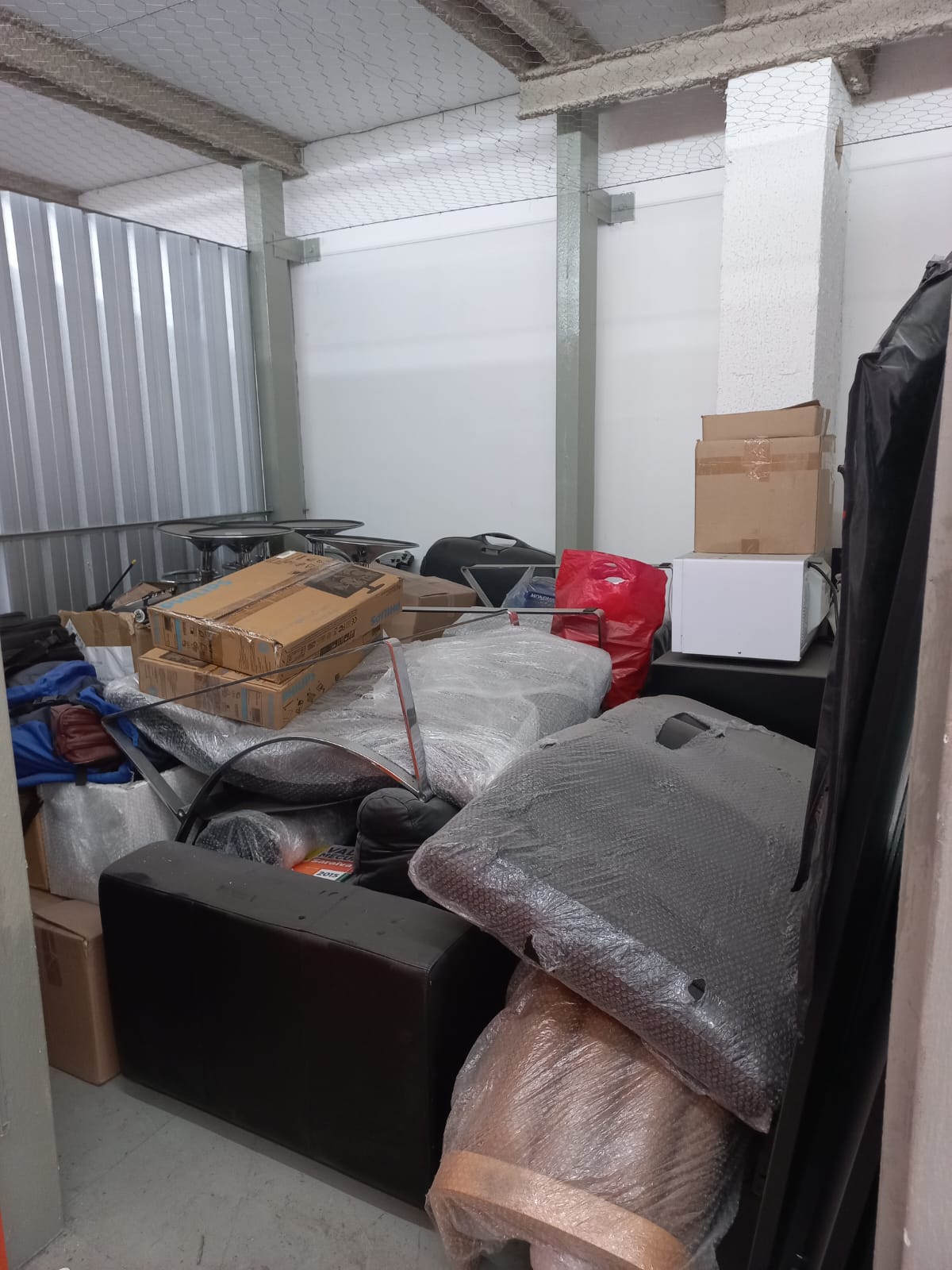 Foto de Box SS4213 - 9m3BENS:Algumas caixas com documentos, uma mesa desmontada, um sofá de couro, 2 poltronas, 1 cofre, 1 geladeira... Local do bem: Rua Clímaco Barbosa, 700 - Cambucí - São Paulo/SP