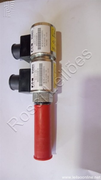 Foto de válvula solenóide Eaton Vickers modelo 300aa00081a com duas bobinas...