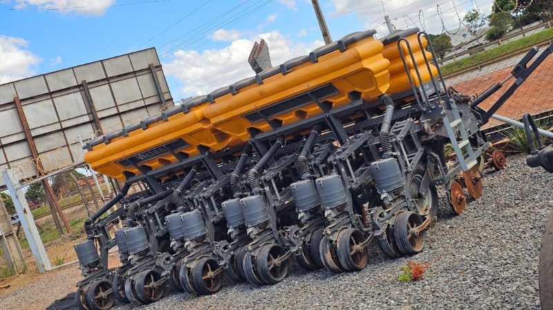 Foto de PLANTADEIRA MARCA VALTRA; ANO 2023; CONF.: 10 LINHAS - EQUIP. FUNCIONANDO