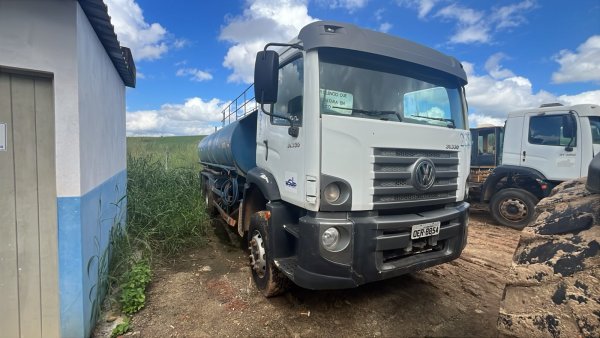 Foto de CAMINHÃO DE BOMBEIRO VW/31.330 CRC 6X4, ANO/MOD 2013/2013, COR BRANCA, COMBUS DIESEL, PLACA OER8854, Nº 2353. (APROX. 312.950 KMS RODADOS)
