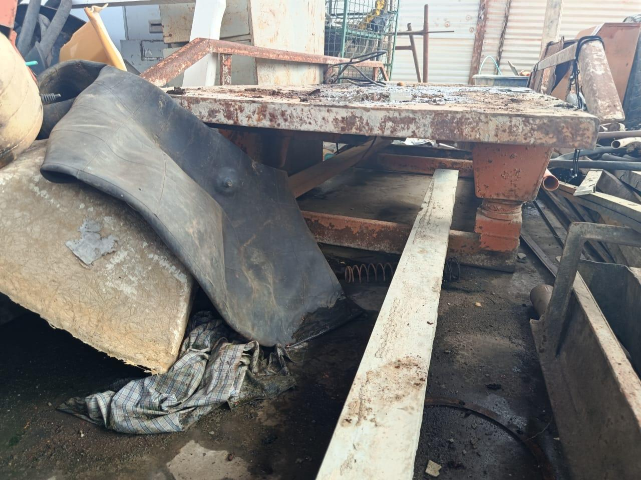 Foto de Mesa vibratória com motor funcionando