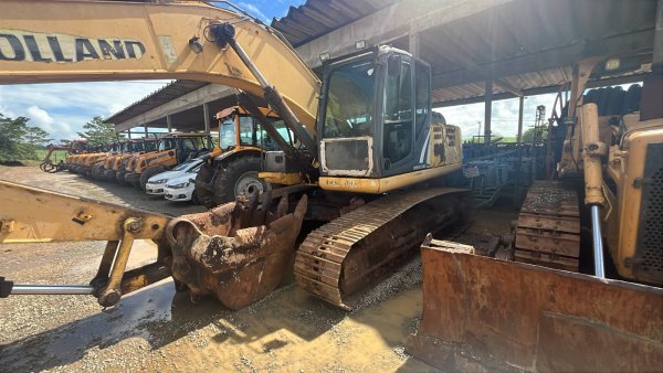 Foto de ESCAVADEIRA NEW HOLLAND E215C, ANO 2016, COR AMARELA, Nº 7717. (APROX. 11.033 HORAS TRABALHADAS)