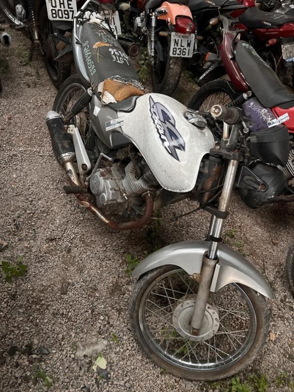 Foto de HONDA/CG 125 CARGO, ANO/MOD 2002/2003, COR BRANCO, COMBUSTIVEL GASOLINA, PLACA MVB9381 - AL, RENAVAM 797092390, ID CHASSI 9C2JC30303R100217