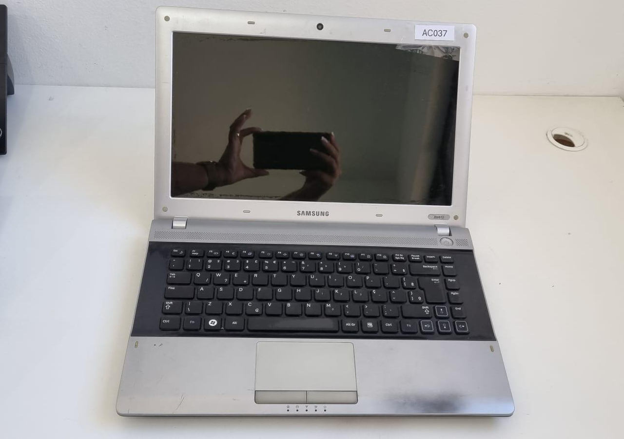 Foto de 01 NOTEBOOK SAMSUNG RV411 (Ref.: AC037)